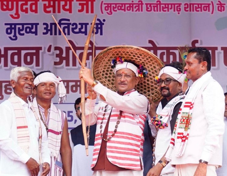 जगदलपुर में धुरवा समाज के संभाग स्तरीय नुआखाई मिलन समारोह एवं नवनिर्मित सामाजिक भवन "ओलेख" के लोकार्पण कार्यक्रम में शामिल हुए.