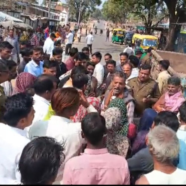 टीकमगढ़ में पति-पत्नी सड़क हादसे में मौत:दोनों के शव लेकर परिजन ने किया प्रदर्शन, मंगलवार को पिकअप ने मारी थी टक्कर