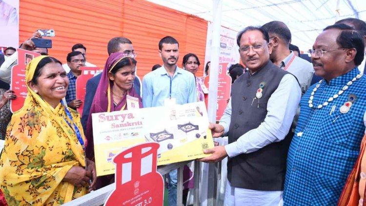 मुख्यमंत्री श्री विष्णु देव साय ने आज कोरिया प्रवास के दौरान कोरिया महोत्सव के शुभारंभ अवसर पर विभिन्न जनकल्याणकारी योजनाओं के अंतर्गत हितग्राहियों को हितग्राहीमूलक सामग्री का वितरण