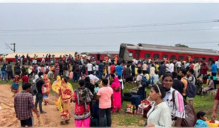 झारखंड में चक्रधरपुर के पास ट्रेन हादसा, हावड़ा-मुंबई मेल पटरी से उतरी, दो की मौत 50 घायल