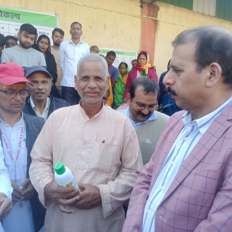 खाद वितरण केंद्र पर अचानक पहुंचे कलेक्टर और विधायक:सिंगरौली में लिया व्यवस्थाओं का जायजा; किसानों से पूछी समस्या