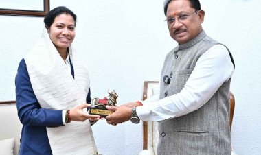 वर्ल्ड कप विजेता भारतीय महिला क्रिकेट टीम की फिजियोथेरेपिस्ट आकांक्षा सत्यवंशी ने मुख्यमंत्री से की मुलाकात.