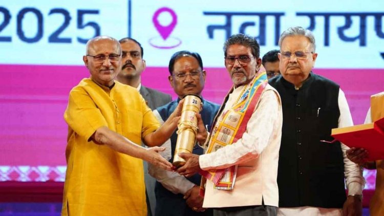 उप राष्ट्रपति श्री सीपी राधाकृष्णन ने छत्तीसगढ़ के 34 अलंकरण से 37 विभूतियों एवं 4 संस्थाओं को किया सम्मानित.