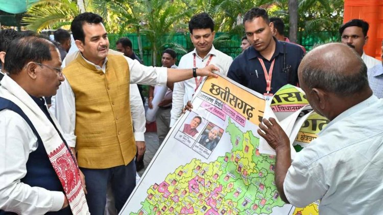 पेंटर शिवकुमार निराला ने मुख्यमंत्री श्री विष्णु देव साय को भेंट किया विशिष्ट ‘राजनीतिक मानचित्र’