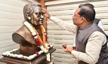 मुख्यमंत्री श्री विष्णु देव साय ने भारत रत्न अटल बिहारी वाजपेयी की प्रतिमा पर माल्यार्पण कर दी श्रद्धांजलि