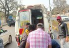 देवास में सड़क पर तेल गिरने से फिसले वाहन:एक घायल, दो कारें क्षतिग्रस्त, ऑटो डिवाइडर से टकराया