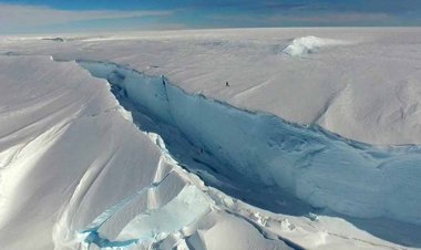 बर्फ की शेल्फ में दरारो के बाद, अंटार्कटिका में टूटा 380 वर्ग किलोमीटर का विशाल हिमखंड