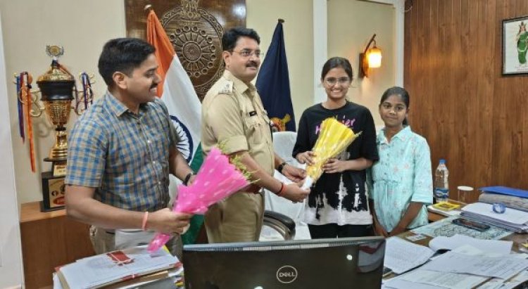10वीं-12वीं के होनहार बच्चों को एसपी ने किया सम्मानित