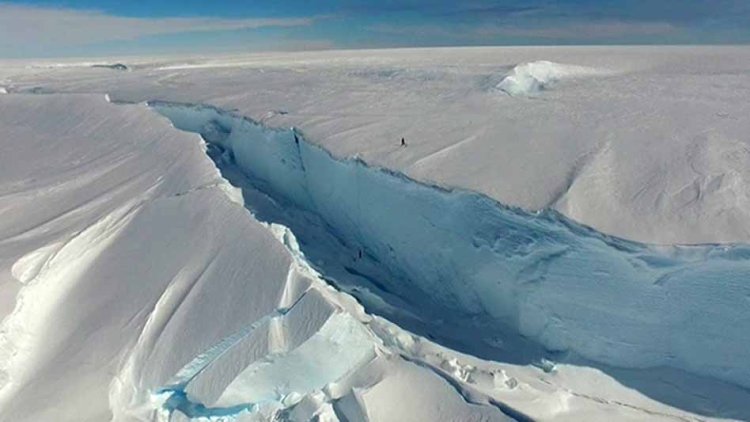बर्फ की शेल्फ में दरारो के बाद, अंटार्कटिका में टूटा 380 वर्ग किलोमीटर का विशाल हिमखंड