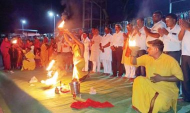 गंगा आरती में उमड़े भक्त