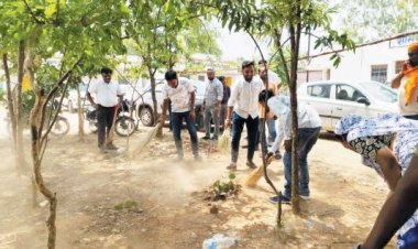 स्कूल में स्वच्छता श्रमदान
