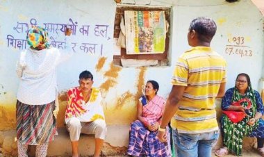 दीवार लेखन कर शाला प्रवेश उत्सव की तैयारी