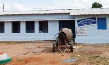 हवाओं ने उड़ाई शाला की छत सरपंच मनबती ने करवाई मरम्मत