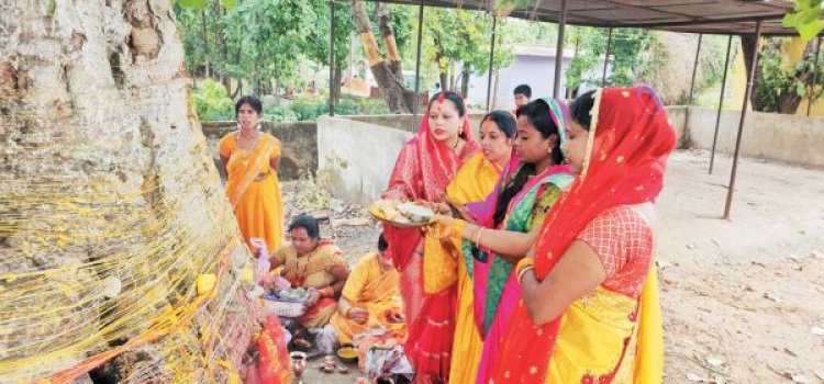 वट सावित्री का व्रत रखकर पति की दीर्घायु की कामना