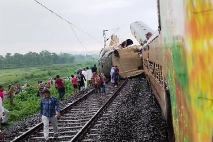 पश्चिम बंगाल में बड़ा ट्रेन हादसा: पांच की मौत, 25 घायल