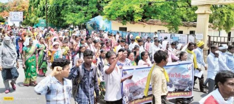 हजारों आदिवासियों ने रैली निकाल मांगा तेंदूपत्ता का नगद भुगतान