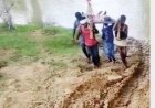 चारपाई पर मरीज को लेकर पैदल नदी पार कर एम्बुलेंस तक लाया