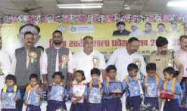 शाला प्रवेशोत्सव में स्कूली बच्चों का पुष्पमाला तिलक लगाकर स्वागत