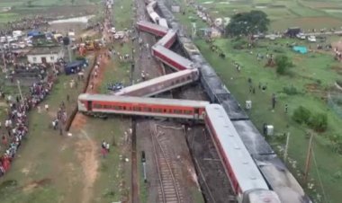 झारखंड में बड़ा रेल हादसाः चक्रधरपुर में हावड़ा-मुंबई मेल के 20 डिब्बे पटरी से उतरे, बोगियां दूसरे ट्रैक पर खड़ी मालगाड़ी से टकराए, 2 की मौत, कई लोग घायल