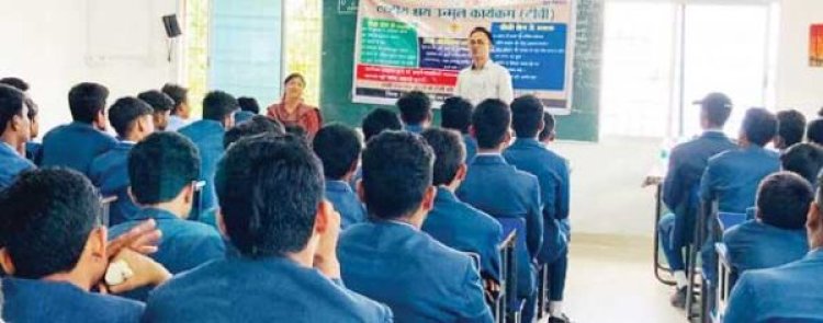 आत्मानंद स्कूल में टीबी व स्वास्थ्य जागरूकता कार्यक्रम