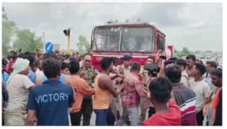 गढ़वा में सड़क हादसे में दो स्कूली बच्चों की मौत और कई जख्मी, गुस्साए लोगों ने वैन फूंकी, पुलिस पर किया हमला