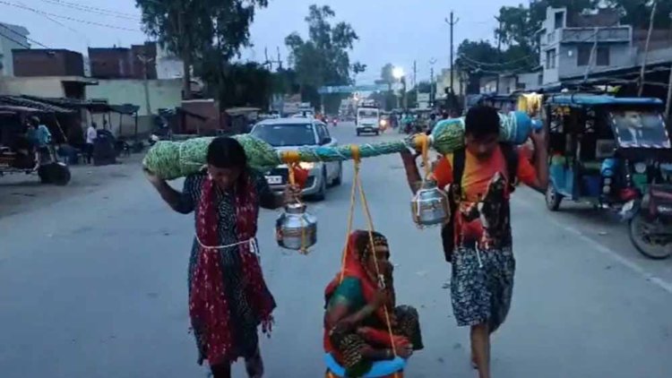 श्रवण कुमार! बेटा-बहू मां को कंधे पर करा रहे कांवड़ यात्रा, खूब हो रही तारीफ