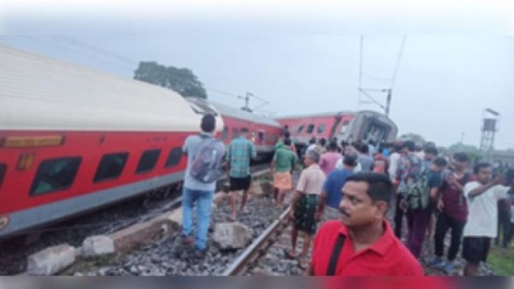 झारखंड रेल हादसा : दूसरे दिन हावड़ा-मुंबई रेलवे लाइन पर 44 ट्रेनें रद्द, ट्रैक मरम्मत का काम जारी