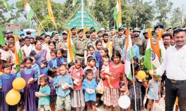 शहीद जवानकी मां ने आवापल्ली थाना में किया ध्वजारोहण