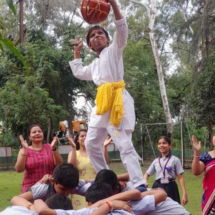 सेपलिंग्स एवं स्वामी विवेकानंद स्कूल में मनाया जन्माष्टमी पर्व:राधा-कृष्ण बने छात्रों ने दी सांस्कृतिक प्रस्तुति, मटकी फोड़ रहा मुख्य आकर्षण