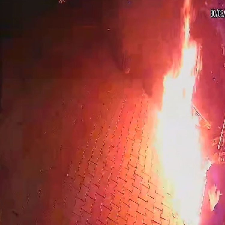 नागौद में दुकान के बाहर खड़ी कार में लगी आग:बाइक सवार युवकों ने फेंका पेट्रोल बम, सीसीटीवी फुटेज सामने आया