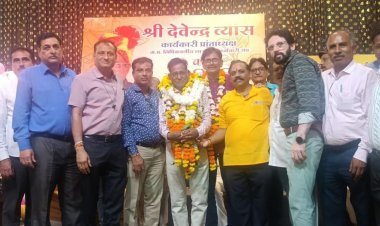 उज्जैन संभाग के लिपिकों की बैठक आयोजित:अध्यक्ष ने कहा-जब तक शक्ति नहीं दिखाओगे हक नहीं मिलेगा