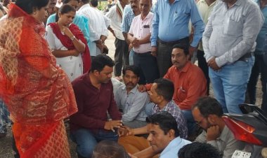 नपा कर्मियों ने किया काम बंद:अध्यक्ष और सीएमओ की समझाईश पर छोड़ा धरना, नपा सभापति के पति पर एफआईआर के लिए अड़े नपा कर्मी