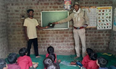 नाकेदार की पहल पर कमरे में चल रहा स्कूल:आदिवासी गांव सुक्ता मोटी बारी फाल्या में आदिवासी बच्चे सीख रहे अक्षर ज्ञान