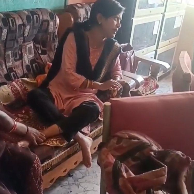 प्रभारी प्राचार्य ने महिला प्यून से दबवाए पैर:तीन दिन बाद सामने आया वीडियो, लटेरी के मॉडल स्कूल का मामला