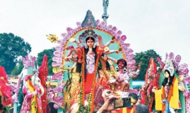 गाजे-बाजे के साथ नम आंखों से माँ दुर्गा को दी विदाई