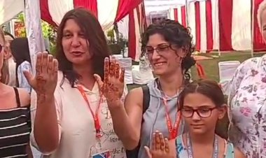 विदेशी कलाकारों ने निहारी ग्वालियर-चंबल की संस्कृति:नीदरलैंड, बुल्गारिया की महिला कलाकारों ने लगवाई मेहंदी; निगम परिषद में समझा भारतीय राजनीति