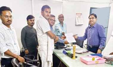 दस्तावेज लेखक और स्टांप वेंडरों ने एसडीएम को सौंपा ज्ञापन