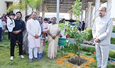 दोपहर भोज पर सीएम हाउस गईं राष्ट्रपति मुर्मु ने रोपा बेल का पौधा