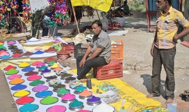 शाजापुर में पशु श्रृंगार सामग्री से बाजार की सजावट:मोरपंख से बनी वस्तुएं को बेचने के लिए सजा बाजार, ग्रामीण क्षेत्रों में पशुओं को सजाने की परंपरा