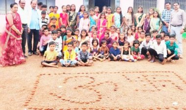 शिक्षिका ने बच्चों के संग मनाई दीवाली