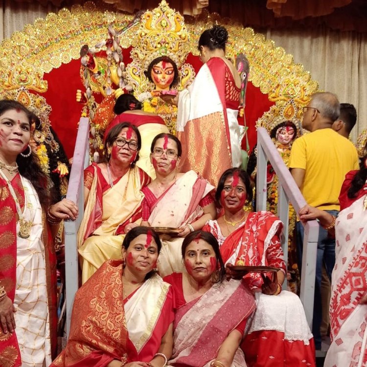 साकेत नगर कालीबाड़ी में दुर्गा पूजा का समापन:शंख बजाकर और सिंदूर खेला के साथ मां को दी विदाई