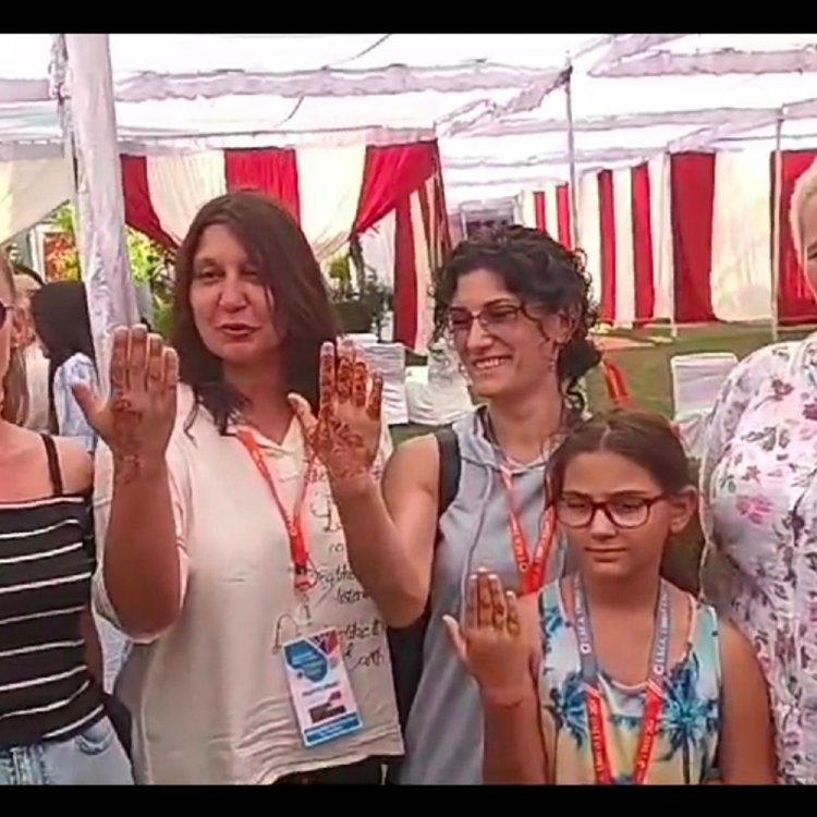 विदेशी कलाकारों ने निहारी ग्वालियर-चंबल की संस्कृति:नीदरलैंड, बुल्गारिया की महिला कलाकारों ने लगवाई मेहंदी; निगम परिषद में समझा भारतीय राजनीति