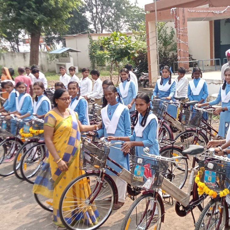 'स्कूल चलें हम' अभियान के तहत बांटी गई साइकिल:दूर से आने वाले विद्यार्थियों को होगा फायदा, गांव के जनप्रतिनिधि हुए शामिल