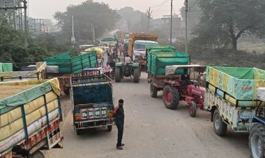 इंदरगढ़ मंडी में धान की आवक से लग रहा जाम:दो दिन से यात्री हो रहे परेशान, किसानों का आरोप- मंडी में टीन शेड पर व्यापारियों का कब्जा