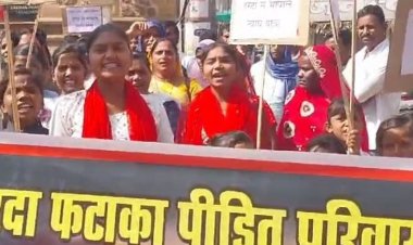 हरदा से निकली न्याय यात्रा सीहोर की सीमा पर रोकी:प्रशासनिक अधिकारी कर रहे हैं चर्चा, मौके पर भारी पुलिस बल तैनात