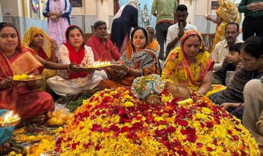 कार्तिक पूर्णिमा पर दादाजी धाम मंदिर में अभिषेक:एक हजार फूलों से भगवान विष्णु का सहस्त्र अर्चन, भक्तों ने किया दीपदान