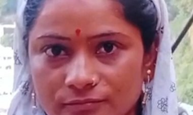 महिला ने फांसी लगाकर किया सुसाइड:साथ सोए बेटे ने देखा शव, डेढ़ साल पहले छत से गिरकर पति की हो चुकी थी मौत