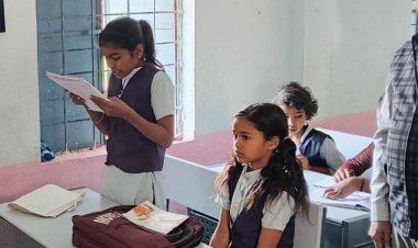 बच्चों ने कलेक्टर को सुनाई कविता और अंग्रेजी का पाठ:लोलांगरा में आंगनबाड़ी केंद्र और स्कूल का जायजा लेने पहुंचे थे