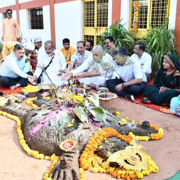 शिवपुरी की कोटा पंचायत​ में हुई ​​​​​​गोवर्धन पूजा:विधायक-कलेक्टर ने किया पूजन; गौसेवकों का हुआ सम्मान