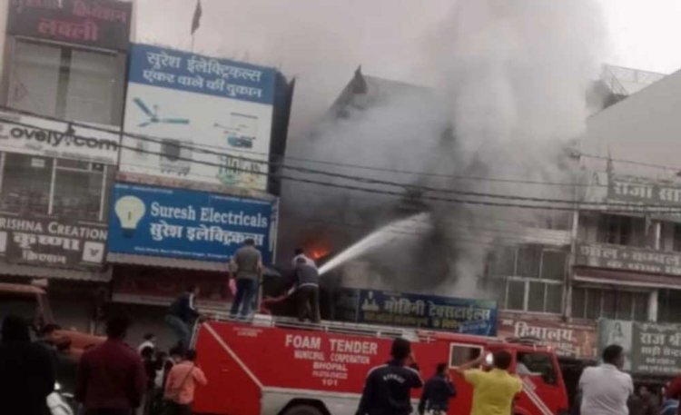 संत हिरदाराम नगर में 3 कपड़ा दुकानों में लगी भीषण आग, एक करोड़ का माल जलकर खाक… दमकलों ने पाया काबू
